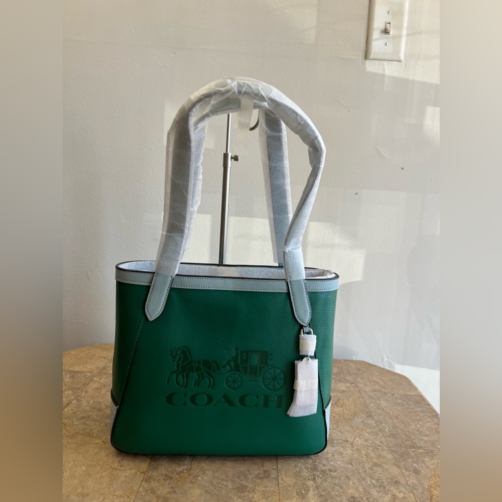 Tote With Horse And Carriage